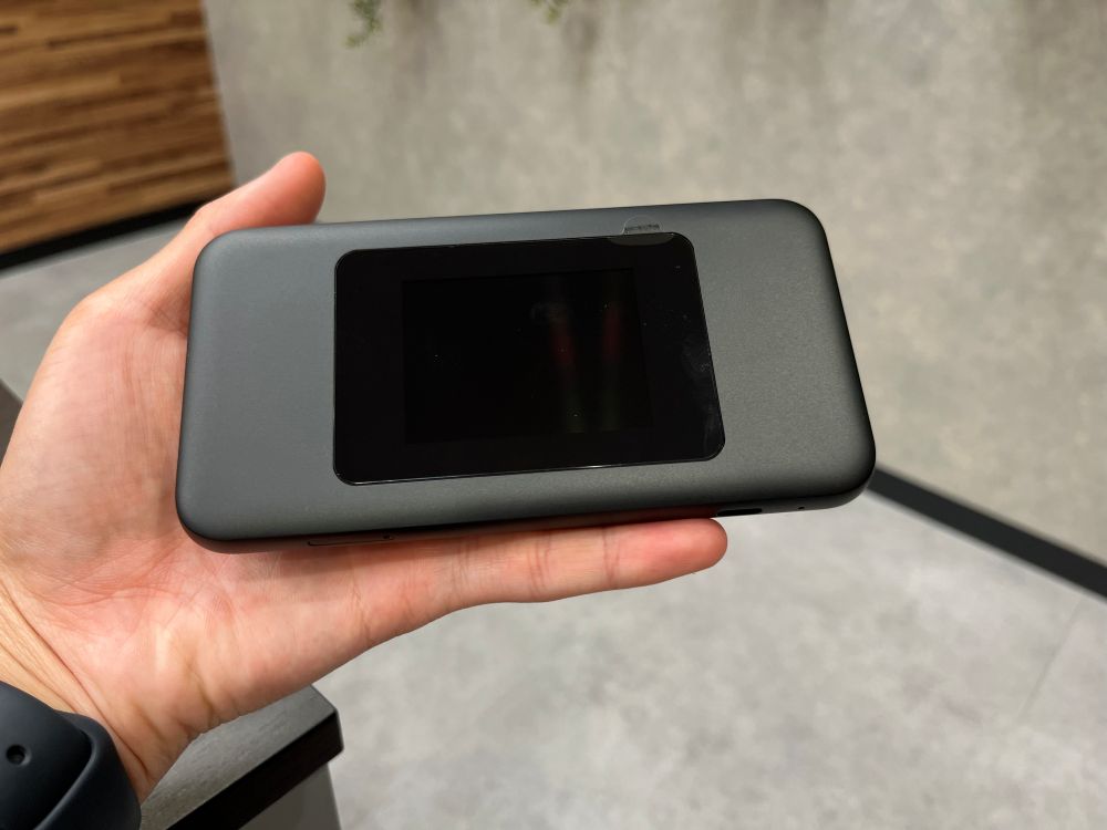 Speed Wi-Fi DOCK 5G 01を手に持っている