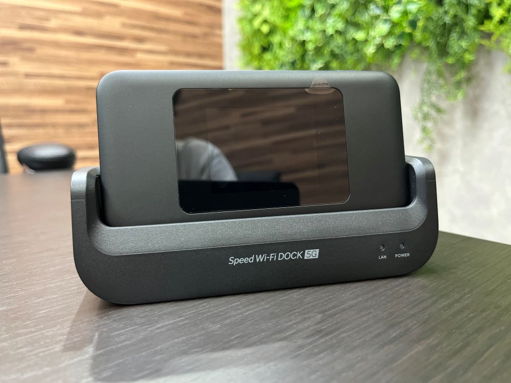 Speed WiFi DOCK 5G 01をドックに挿している
