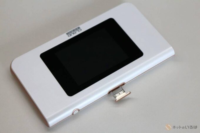 端末にはSIMカードスロットが付いている