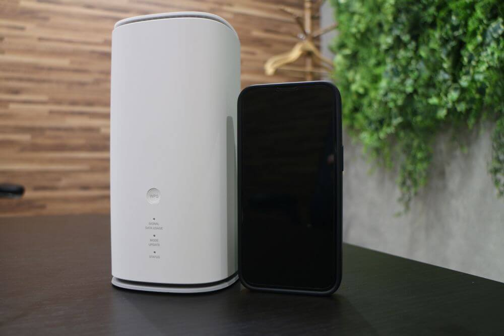ホームルーターとスマホのサイズ感を比較