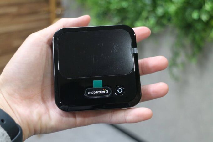 Macaroon M3Aを手で持ってみるとこんな感じ