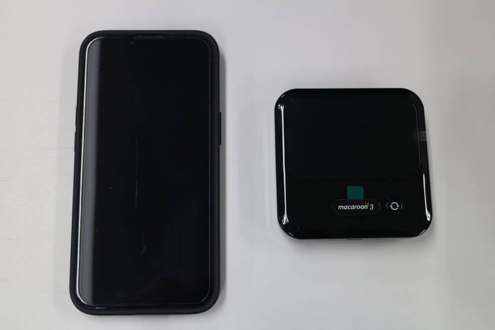 Macaroon M3Aとスマホの大きさを比較