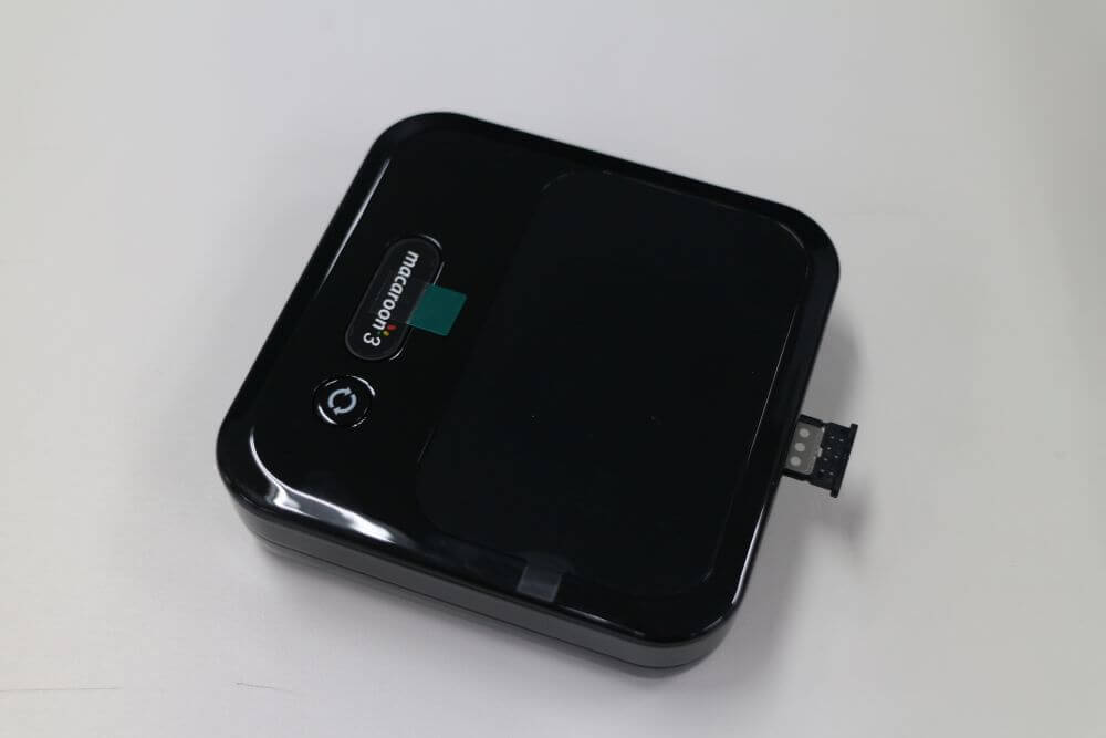 SIMカードを乗せてスロットに差し込む