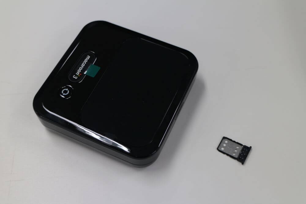 ピンを使ってSIMカードスロットを取り出す