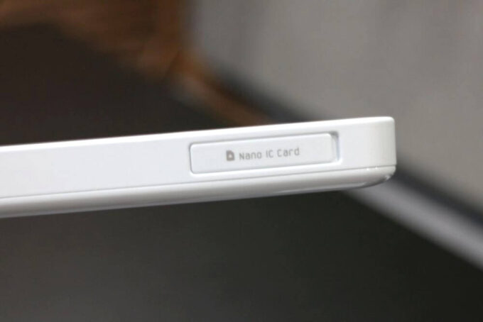 SIMカードの挿入口を探す