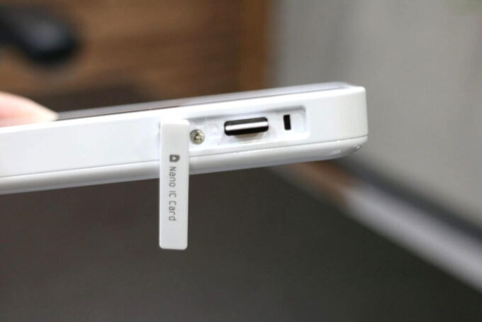 SIMカードを挿入する